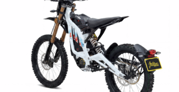 SURRON-LIGHT-BEE-L-2026-white-skos-tyl-1536×1536